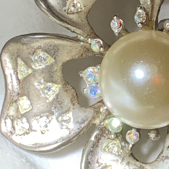 Vintage Large Metal Flower Ring Iridescent Crystals Faux Pearl Center Jewelry - Picture 11 of 11